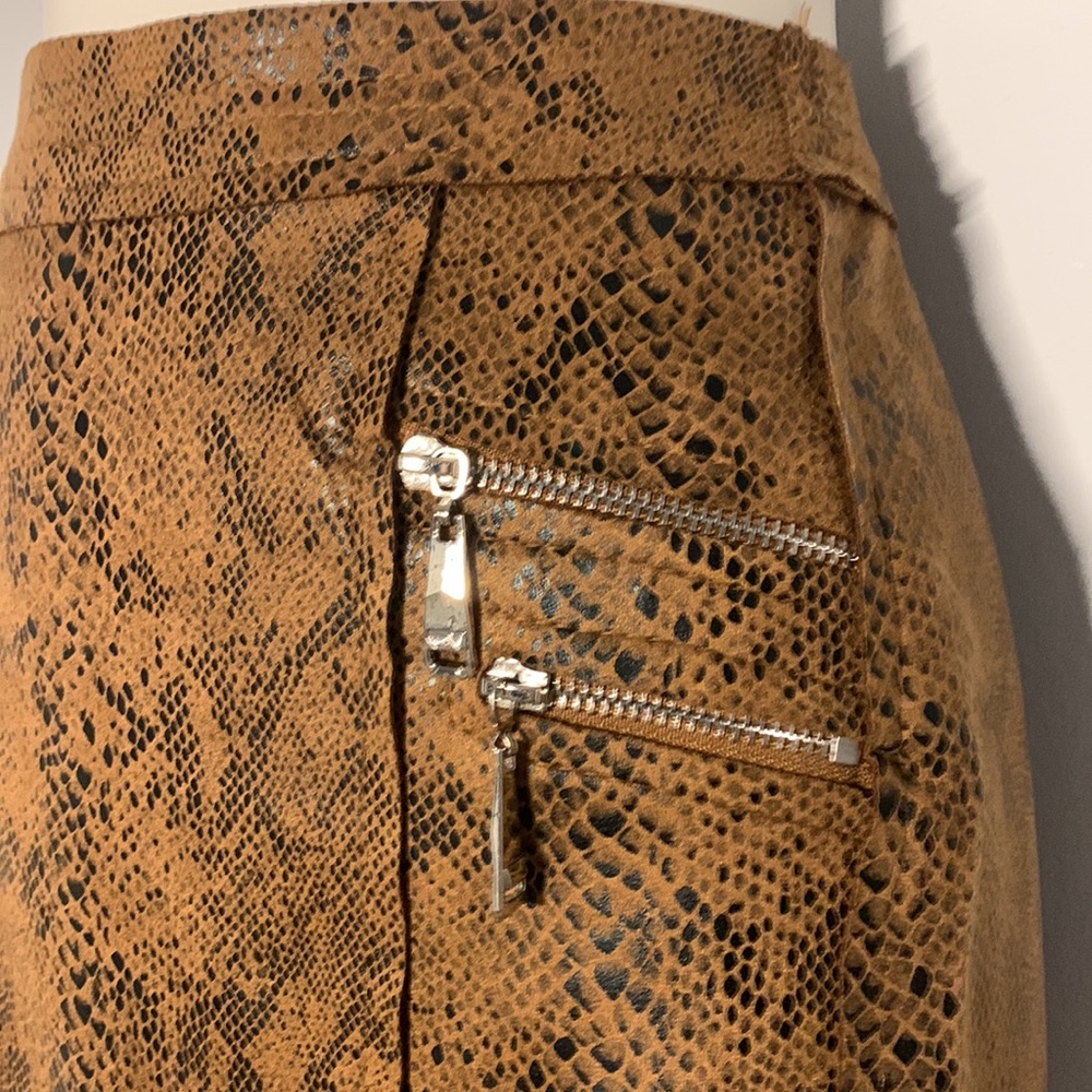NWT 🌸Beautiful Snakeskin Faux Leather Mini Skirt - Picture 6 of 16